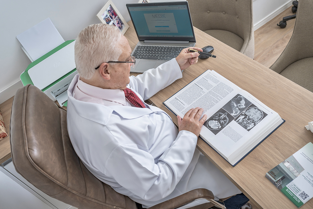 Dr. Sérgio estudando caso clínico