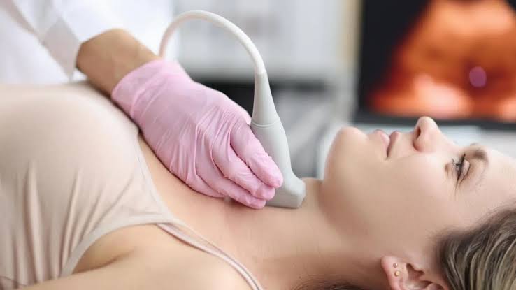 Paciente realizando ultrassonografia da região cervical, um dos exames que gera dados para análise